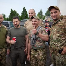 V. Zelenskis lankosi fronto linijoje Donecke