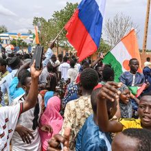 Nigeryje prie Prancūzijos karinės bazės susirinko tūkstančiai perversmo šalininkų