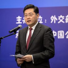 Kinija naujuoju užsienio reikalų ministru paskyrė kovingo būdo diplomatą Qin Gangą