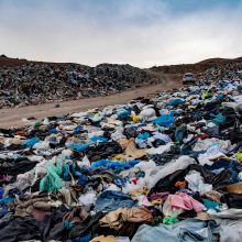Atakamos dykuma Čilėje užtvindyta tūkstančiais tonų drabužių atliekų
