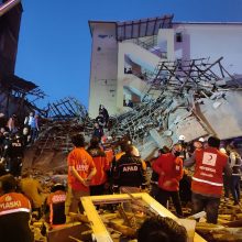 Turkijoje sugriuvus pastatui, dingo mažiausiai 20 žmonių