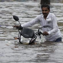 Indijos Kašmyre per žaibišką potvynį maldininkų stovykloje žuvo mažiausiai 16 žmonių