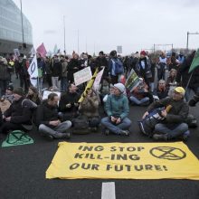 Klimato aktyvistai blokavo dalį greitkelio aplink Amsterdamą