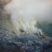 Nusifotografuoti norėjusi turistė matant vyrui nukrito į ugnikalnio kraterį