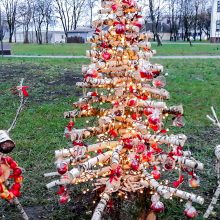 Kalėdinių eglučių miestelyje – pusšimtis originalių įmonių ir įstaigų eglučių 