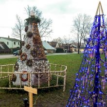 Kalėdinių eglučių miestelyje – pusšimtis originalių įmonių ir įstaigų eglučių 