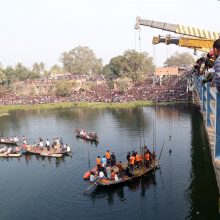 Indijoje nuo tilto nulėkus autobusui, žuvo mažiausiai 36 žmonės