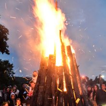 Sausra keičia tradicijas: ar degs Joninių laužai?