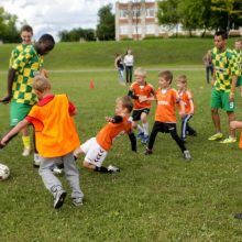 F.B.K. „Kauno“ futbolininkai aplankė Raudondvaryje stovyklaujančius vaikus