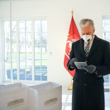 Trakų rajono moksleiviams G. Nausėda perdavė Valstybės pažinimo centro planšetes