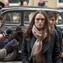 K. Knightley į ekranus grįžta politiniame trileryje „Vieša paslaptis“