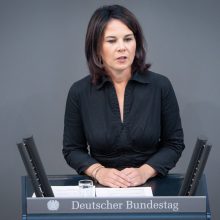 Vokietijos ministrė A. Baerbock pasmerkė Rusijos smūgį turgui Ukrainos rytuose