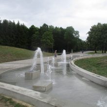 Pagaliau: po kelių dešimtmečių vėl čiurlena Draugystės parko fontanas!