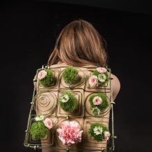Dizainerė K. Rimienė sukūrė stilizuotą gėlių kuprinių kolekciją