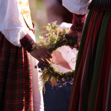 Joninių vainikais pasipuošė Neringa ir festivalio „Tek saulužė ant maračių” svečiai