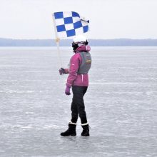 Ledo jachtų buriuotojams teko kovoti ir su stipriu vėju bei grublėtu ledu