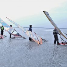 Ledo jachtų buriuotojams teko kovoti ir su stipriu vėju bei grublėtu ledu