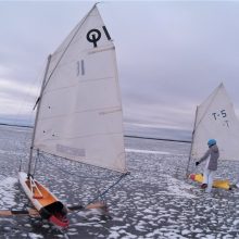 Ledo jachtų buriuotojams teko kovoti ir su stipriu vėju bei grublėtu ledu