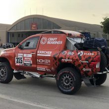 Įveikęs formalumus A. Juknevičius atsisveikino su automobiliu iki starto podiumo