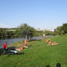 Nesibaigiančia vasara besidžiaugiantys kauniečiai užplūdo Panemunės paplūdimį