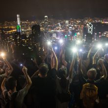 Honkongo kalvose įsižiebė tūkstančiai žiburių