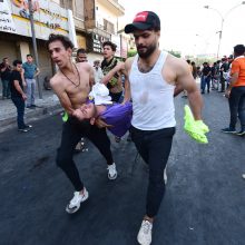 Bagdade protestuotojai išvaikyti ašarinėmis dujomis ir šūviais