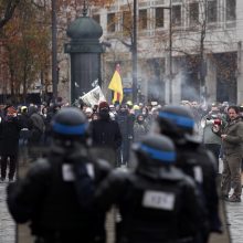 Prancūzijos „geltonųjų liemenių“ protestai švenčia pirmąsias metines