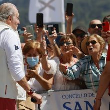 Buvęs Ispanijos karalius po dvejų tremties metų pasveikintas džiaugsmo šūksniais