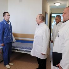 V. Putinas Maskvos karo ligoninėje aplankė Ukrainoje sužeistus Rusijos karius