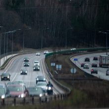 Kelininkai: valstybinės reikšmės kelių dangos išlieka sausos, rajonuose keliai – drėgni, provėžuoti