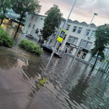 Vilniaus gatvės po trijų liūties bangų virto upėmis