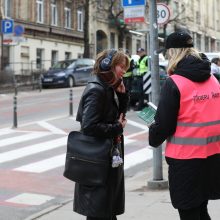 „Moterų ralio“ dalyvės su policijos pareigūnais mokė pėsčiuosius teisingai eiti per perėją