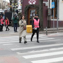 „Moterų ralio“ dalyvės su policijos pareigūnais mokė pėsčiuosius teisingai eiti per perėją