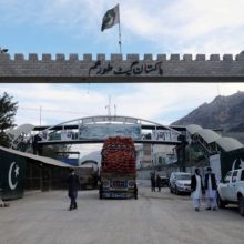 Pakistano kariai prie sienos su Afganistanu susirėmė su šimtais vietinių talibų 