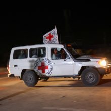 „Hamas“ artimas šaltinis: Raudonajam Kryžiui perduota įkaitų grupė