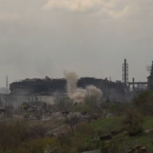 Pradėta sužeistų „Azovstal“ gynėjų evakuacija, Ukraina juos tikisi iškeisti į rusų belaisvius
