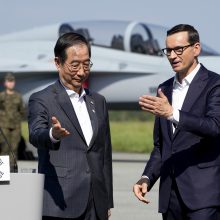Pietų Korėjos premjeras atvyko į Lenkiją aptarti gynybos ir energetikos klausimus