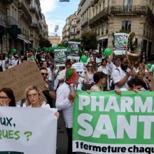 Vaistininkai Prancūzijoje pirmą kartą per dešimtmetį surengė streiką