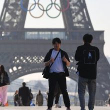 Paryžiuje ant Eiffelio bokšto pakabinti olimpiniai žiedai