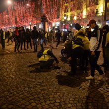 Paryžiuje suimta apie 700 „geltonųjų liemenių“ protestuotojų