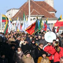 Miestą judino nuotaikinga eisena su orkestru priešakyje