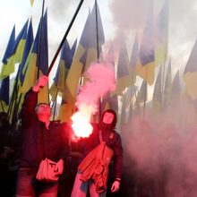 Tūkstančiai ukrainiečių protestuoja prieš numatomą karių atitraukimą iš Rytų Ukrainos