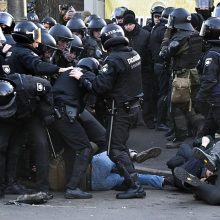 Kijeve protestuotojams susirėmus su policija sužeisti 19 žmonių