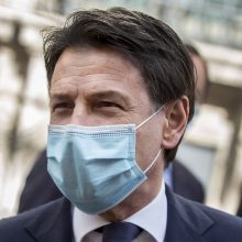 Žiniasklaida: Italijos premjeras G. Contė antradienį atsistatydins