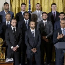 B. Obama Baltuosiuose rūmuose priėmė NBA čempionus