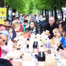 Laisvės alėjoje – ilgas kaimynų stalas ir pasirodymų gausa: Kaunas pradėjo švęsti gimtadienį