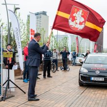 Prasidėjo elektromobilių varžybos: kas greičiausiai nuvažiuos iš Vilniaus į Palangą?