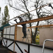 Senamiestyje įrenginėjamas šventiškas Kalėdų Senio sodas