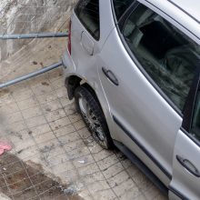 Kaune automobilis įkrito į šiluminę trasą