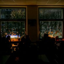Mokyklų languose sužibo Sausio 13-osios žvakutės